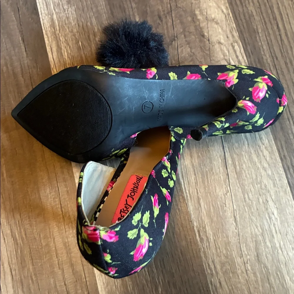 NWOT Betsey Johnson Harly Rose Motif Stilettos SZ 7